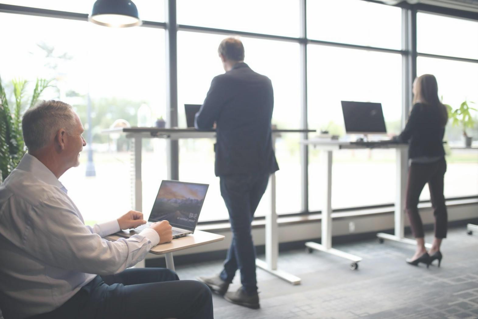 Espacio de trabajo mostrando documentos financieros y planificación empresarial