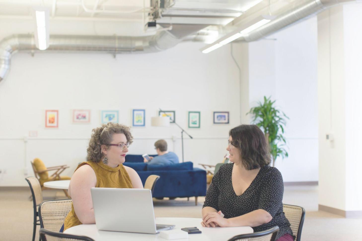 Ambiente de oficina profesional con enfoque en gestión empresarial