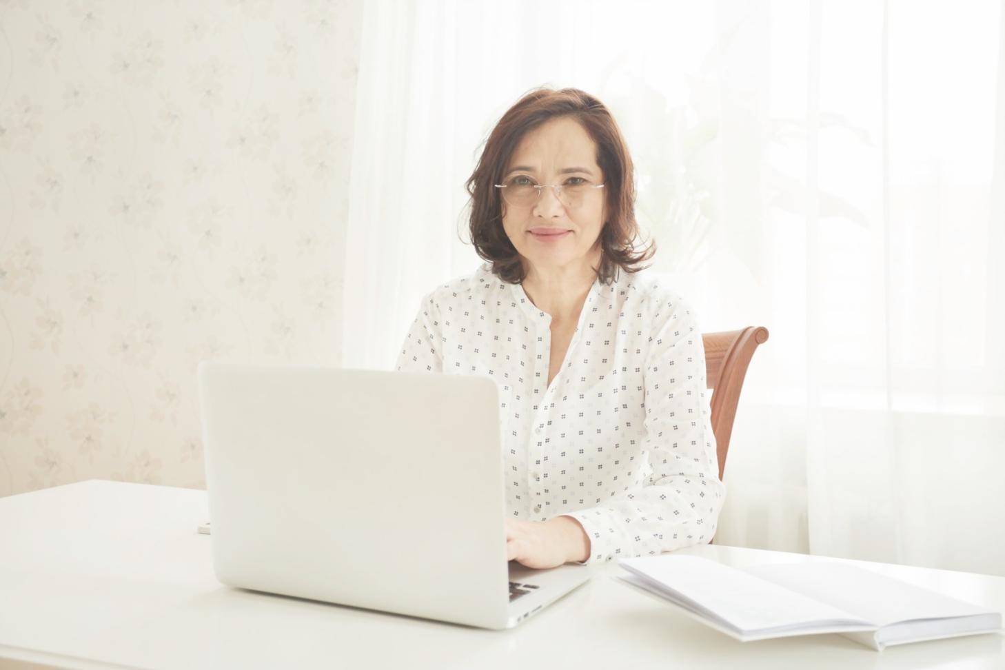 Espacio de trabajo con ordenador mostrando hojas de cálculo financieras y documentos organizados