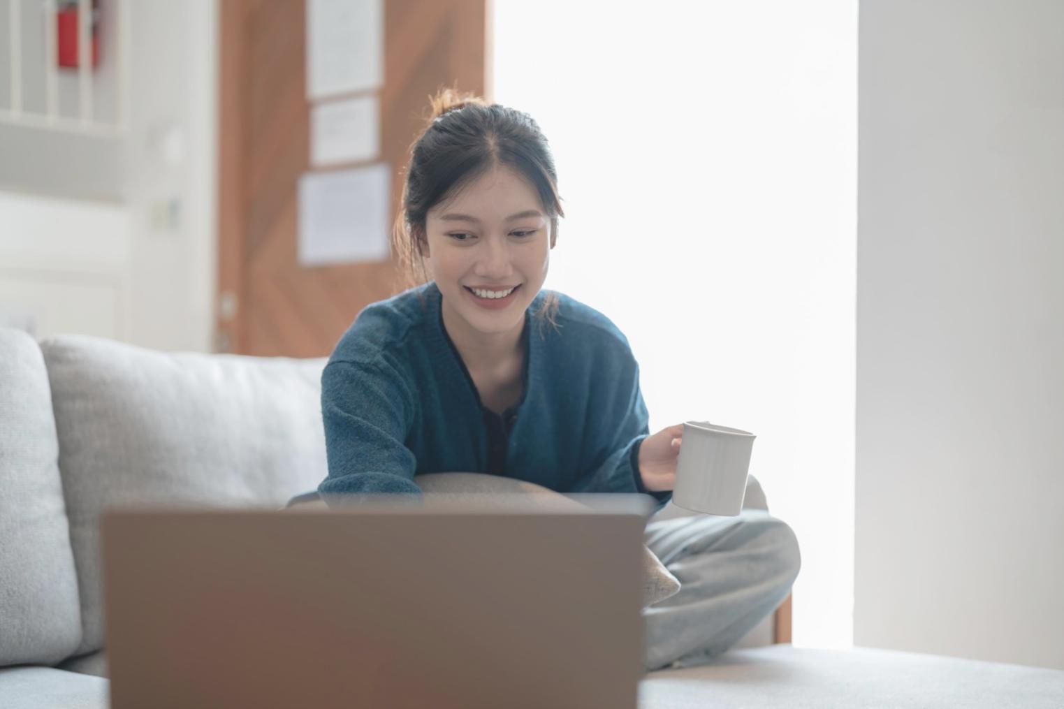 Escritorio profesional con múltiples monitores mostrando dashboards financieros y gráficos de rendimiento